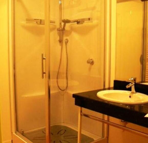 חדר סטנדרט לשלושה, Lou Lombrès