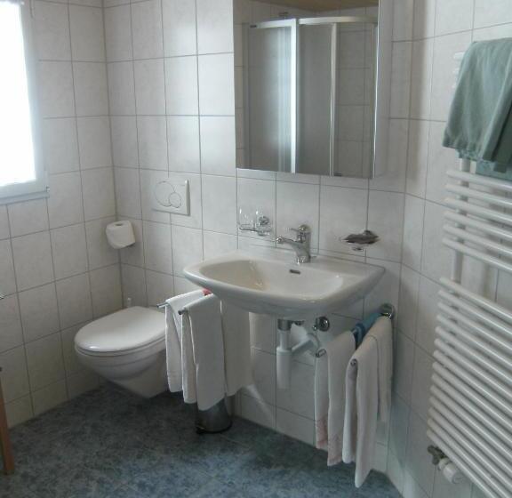 חדר משפחתי, Altels