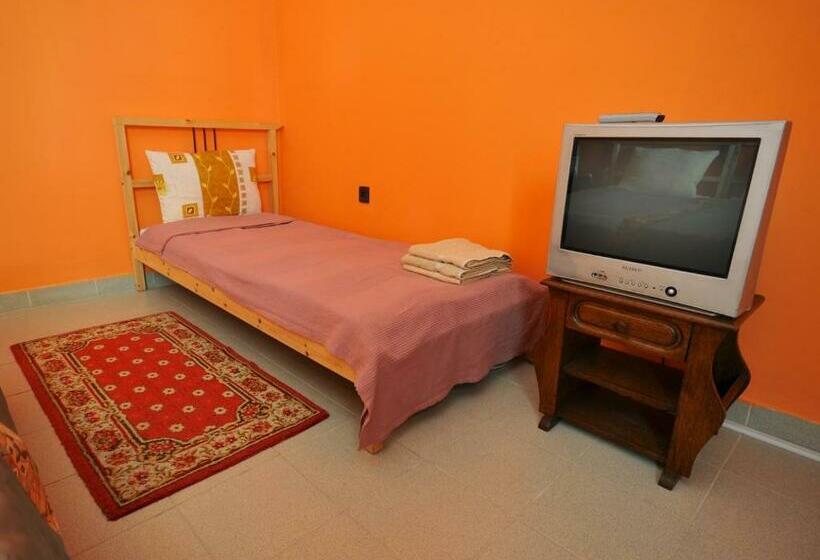 غرفة قياسية ثلاثية, Gergely Tanya