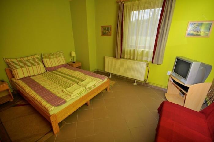 غرفة قياسية ثلاثية, Gergely Tanya