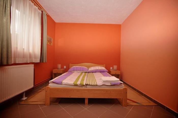 غرفة قياسية ثلاثية, Gergely Tanya