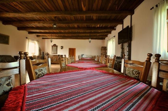 غرفة قياسية ثلاثية, Gergely Tanya