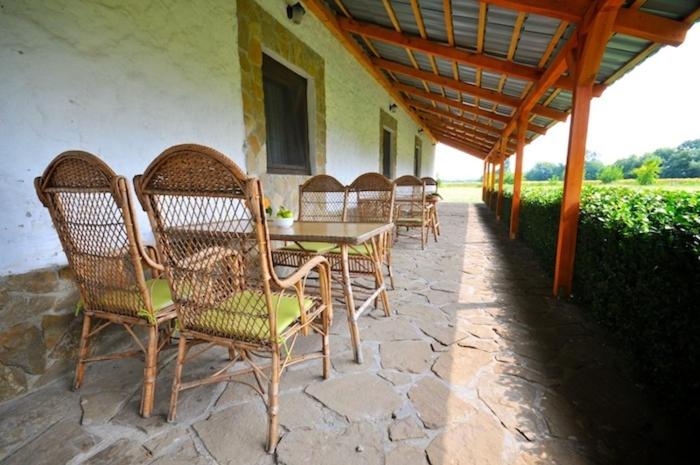 غرفة قياسية ثلاثية, Gergely Tanya