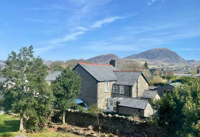 Семейный Номер, Y Pengwern