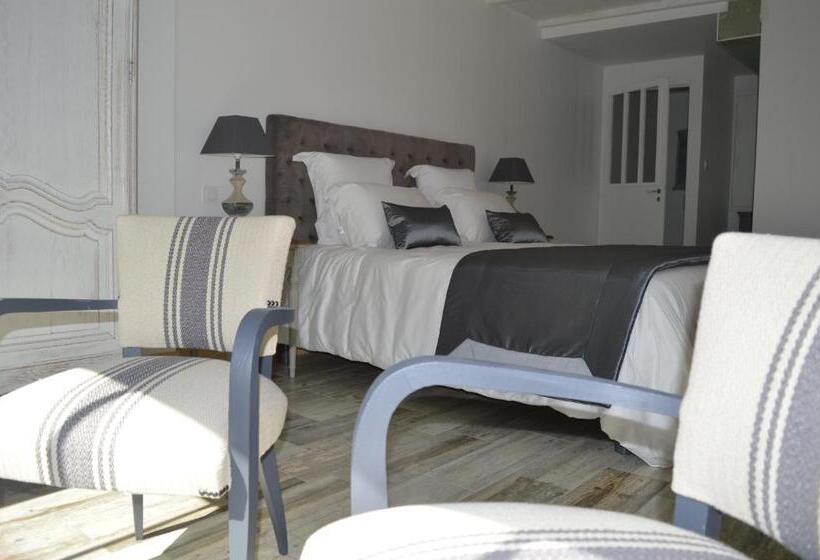 جناح مطلّ علي الحديقة, La Grange D'aunis