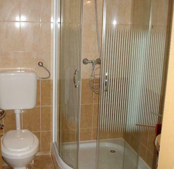 标准单人间, Denis Panzió és étterem