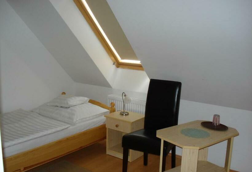 标准单人间, Denis Panzió és étterem