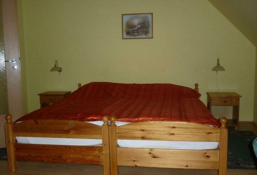 标准间, Denis Panzió és étterem