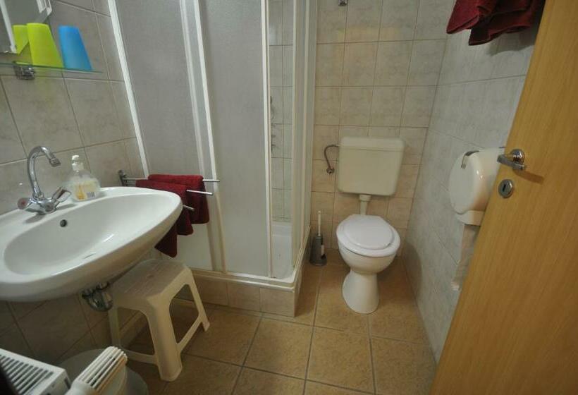 标准间, Denis Panzió és étterem