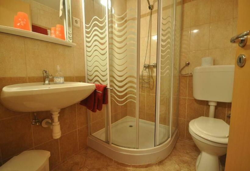 标准间, Denis Panzió és étterem