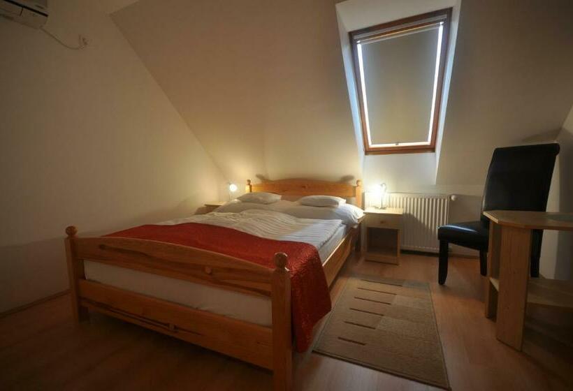 标准间, Denis Panzió és étterem