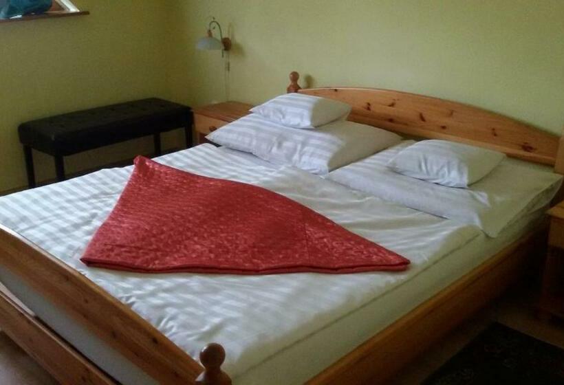 标准间, Denis Panzió és étterem