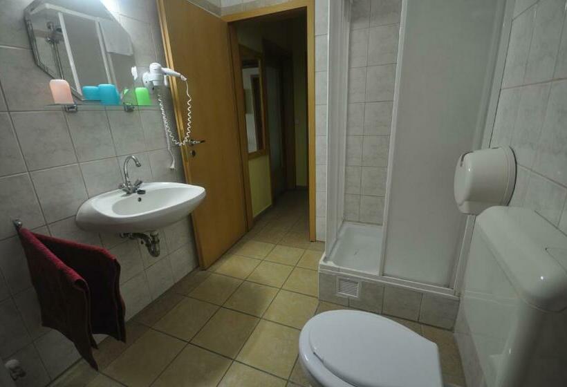 标准三人间, Denis Panzió és étterem