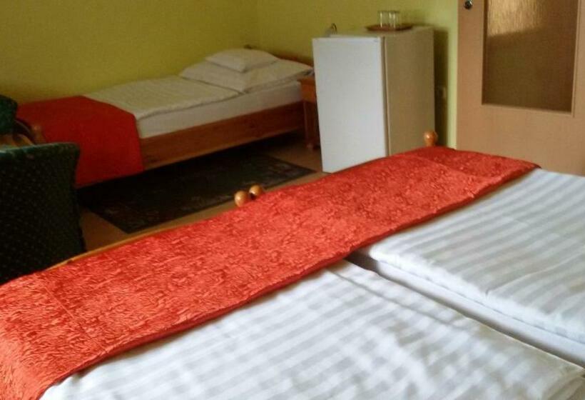 标准三人间, Denis Panzió és étterem