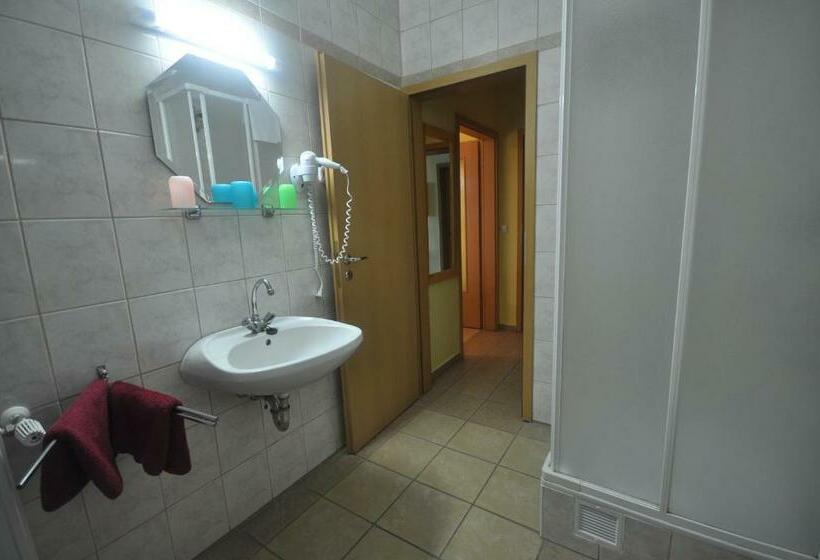 标准三人间, Denis Panzió és étterem