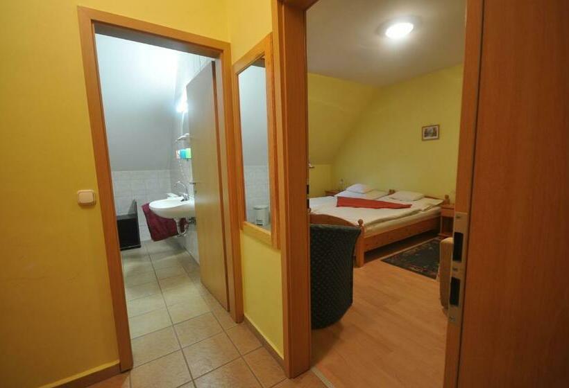 标准三人间, Denis Panzió és étterem