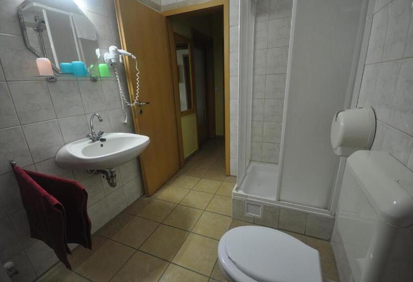 四人标准间, Denis Panzió és étterem