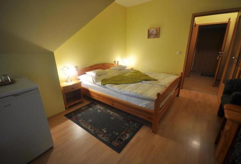 四人标准间, Denis Panzió és étterem