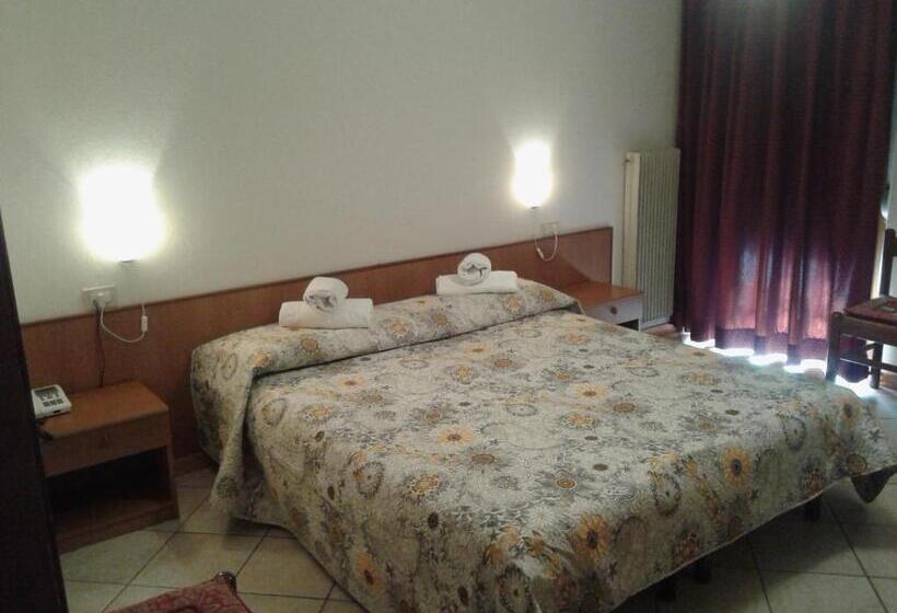 חדר סטנדרט לשלושה, Salgetti