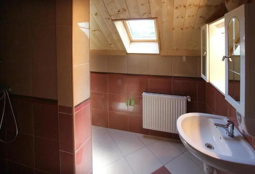 Standard Kolmen Hengen Huone, Gesztenyés Vendégház