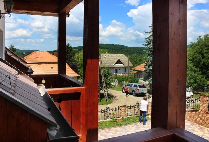 Четырехместный Номер Стандарт с Балконом, Gesztenyés Vendégház