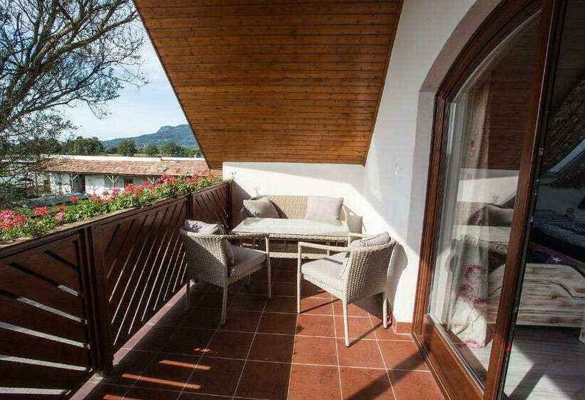 غرفة قياسية ثلاثية مزودة بشرفة, Gyulavezér Lovasbirodalma