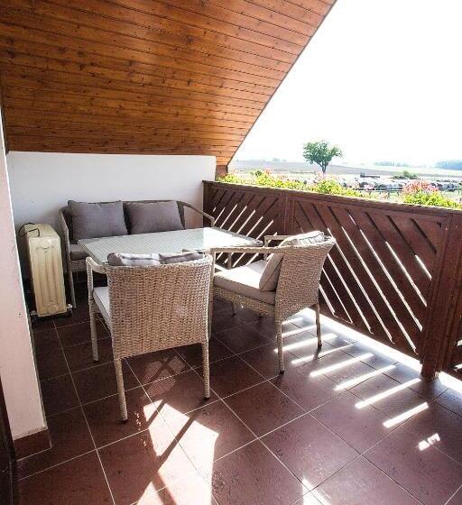 غرفة قياسية ثلاثية, Gyulavezér Lovasbirodalma