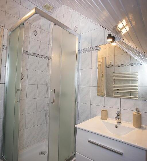 غرفة قياسية ثلاثية, Gyulavezér Lovasbirodalma