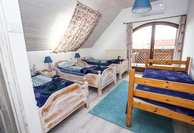 غرفة قياسية ثلاثية, Gyulavezér Lovasbirodalma