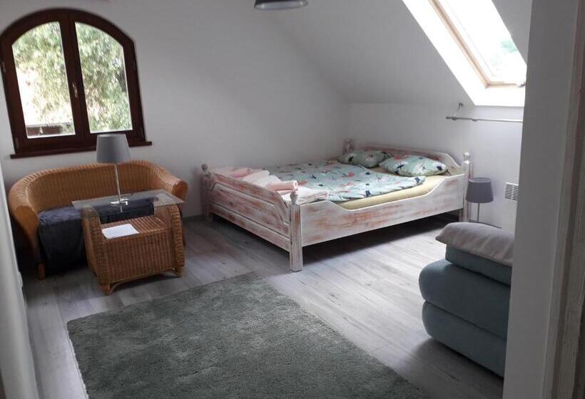 غرفة عائلية, Gyulavezér Lovasbirodalma