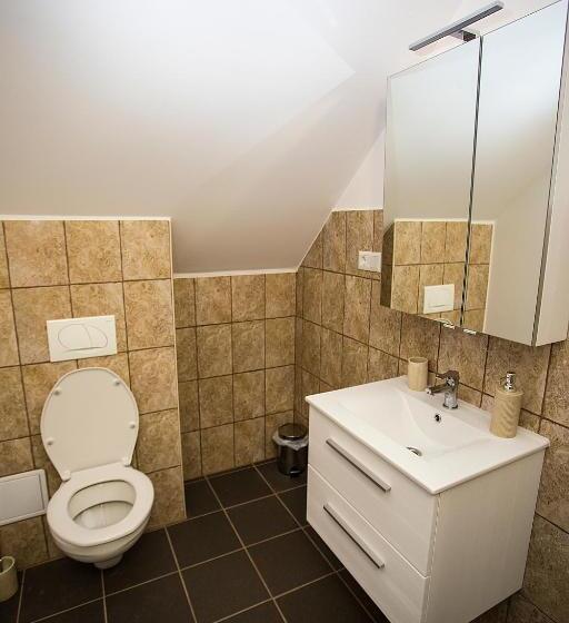 غرفة عائلية, Gyulavezér Lovasbirodalma