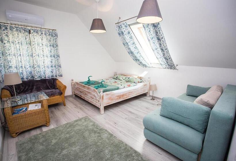 غرفة عائلية, Gyulavezér Lovasbirodalma