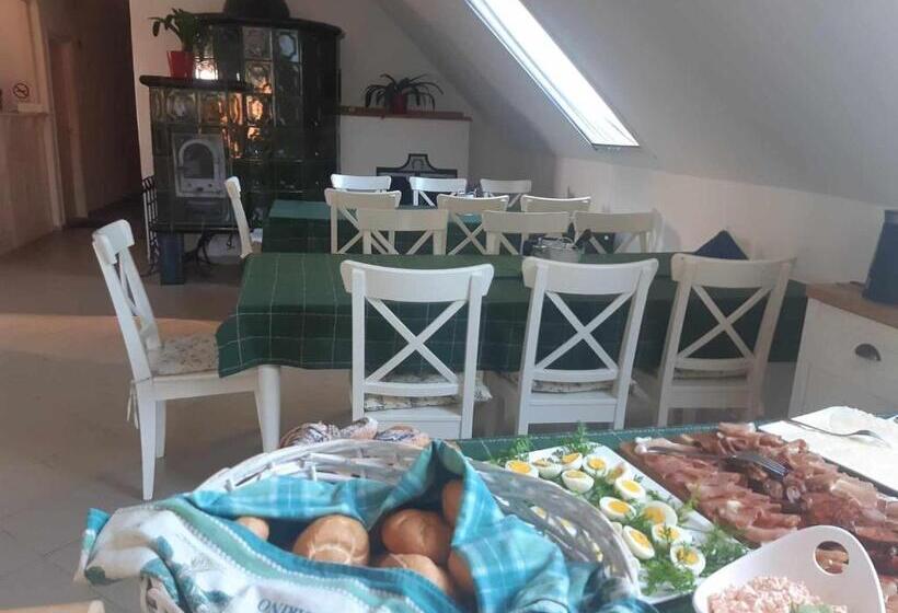 شقة غرفة واحدة, Gyulavezér Lovasbirodalma