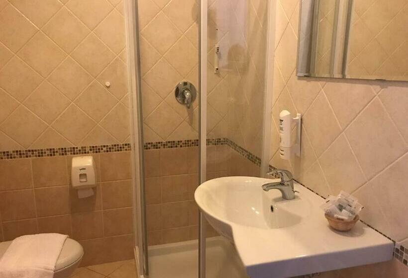 标准三人间, Albergo Ristorante Uspa