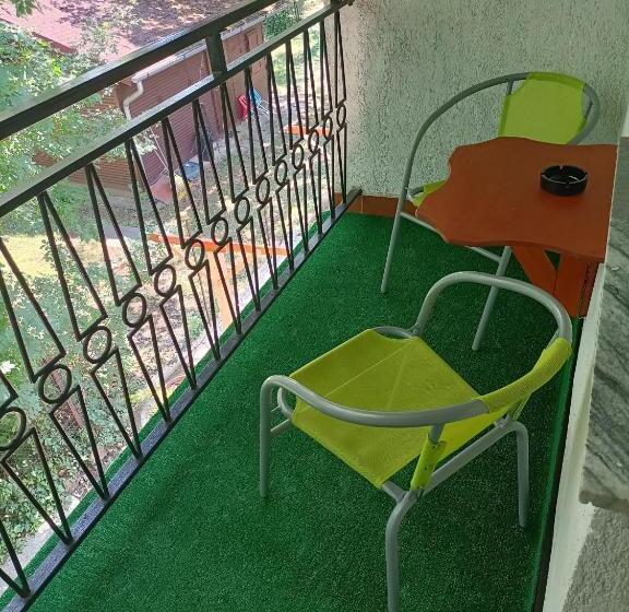 غرفة قياسية مزوَّدة بشُرفة, Tölgyfa Panzió