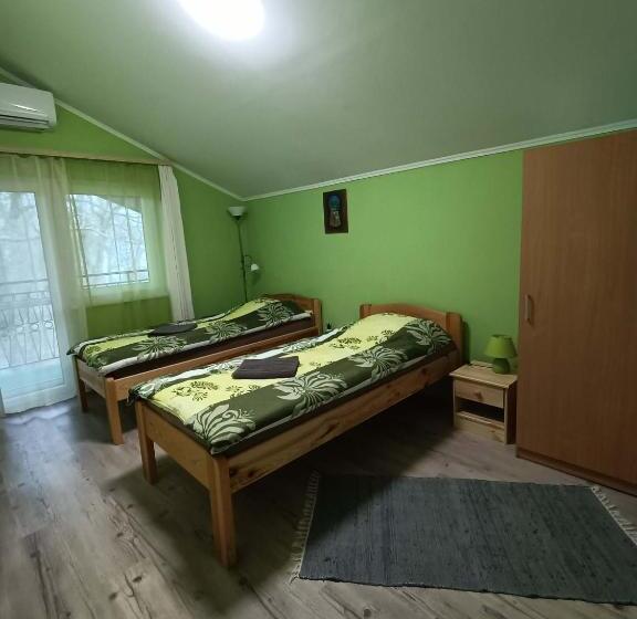 غرفة قياسية مزوَّدة بشُرفة, Tölgyfa Panzió