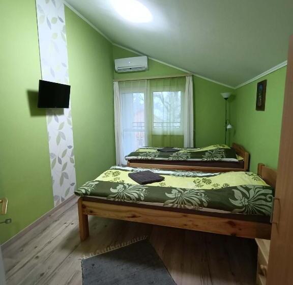 غرفة قياسية مزوَّدة بشُرفة, Tölgyfa Panzió