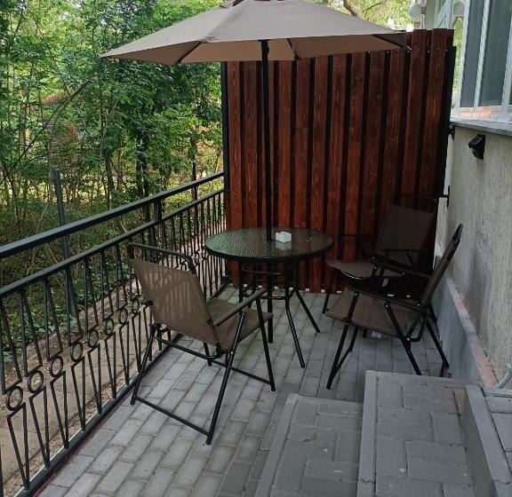 شقة غرفة واحدة, Tölgyfa Panzió