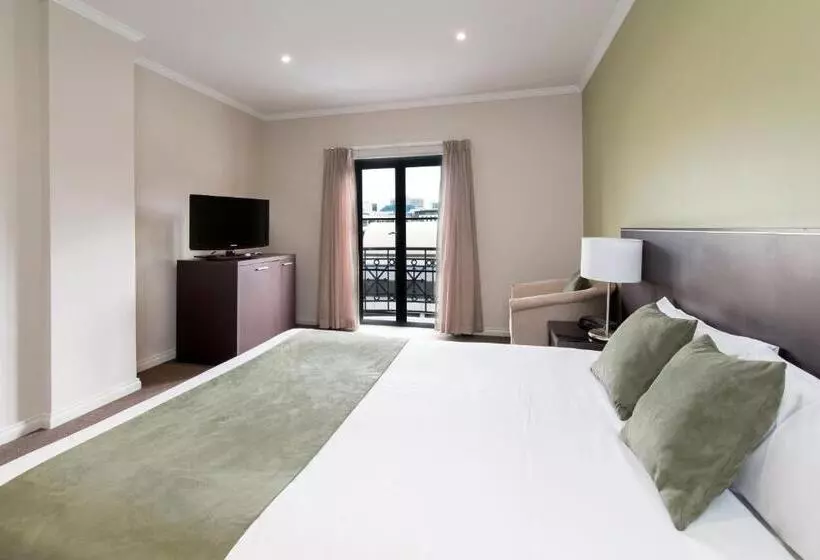 استودیوی استاندارد, Frome Apartments