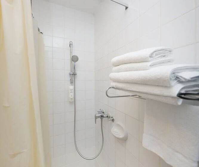 이코노미 룸, Donat   All Inclusive