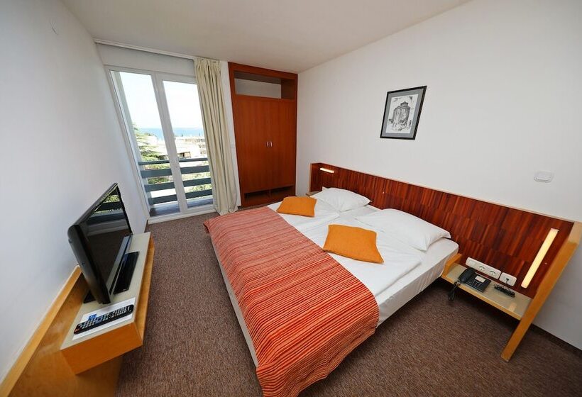 이코노미 룸, Donat   All Inclusive