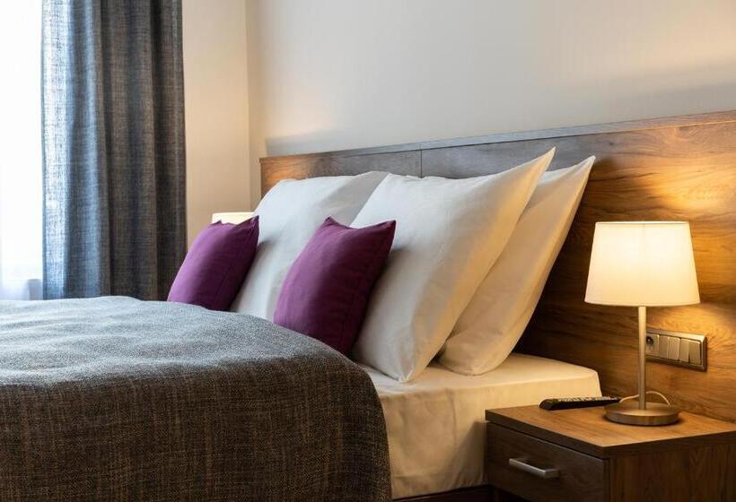 سوییت جونیور لوکس, Melantrich