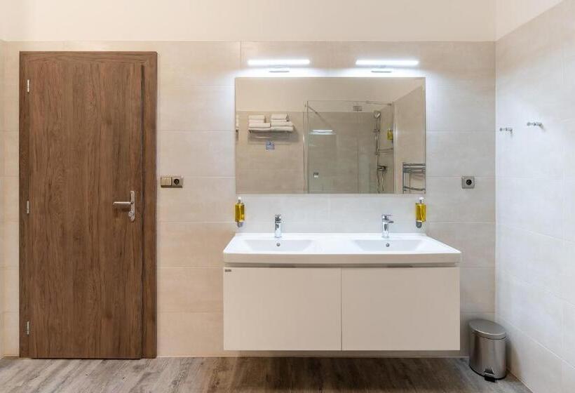 سوییت جونیور لوکس, Melantrich