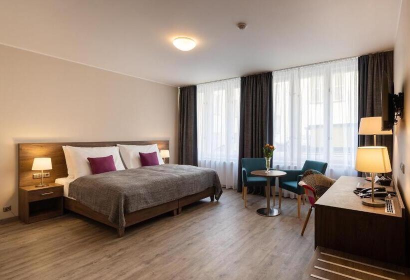 اتاق لوکس با تخت بزرگ, Melantrich