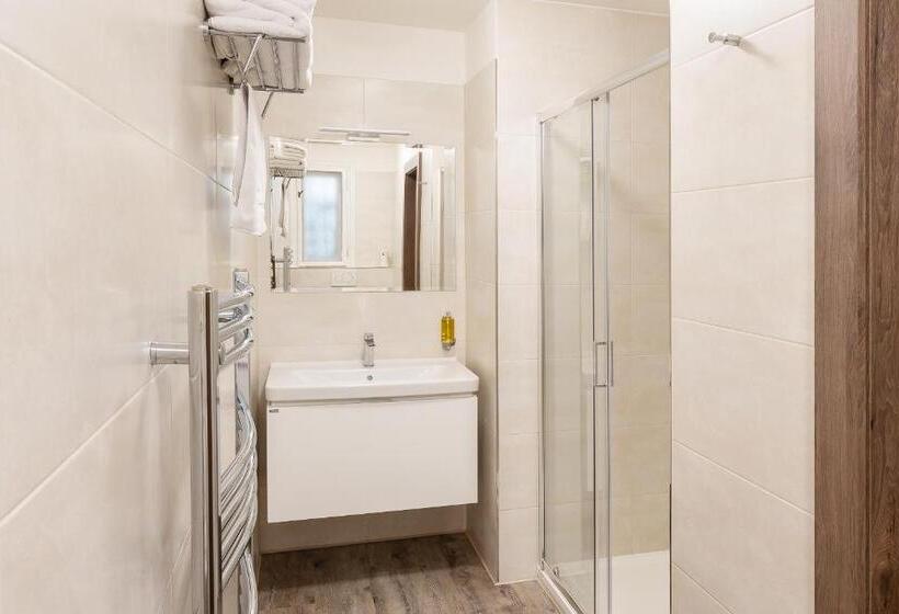 اتاق لوکس با تخت بزرگ, Melantrich