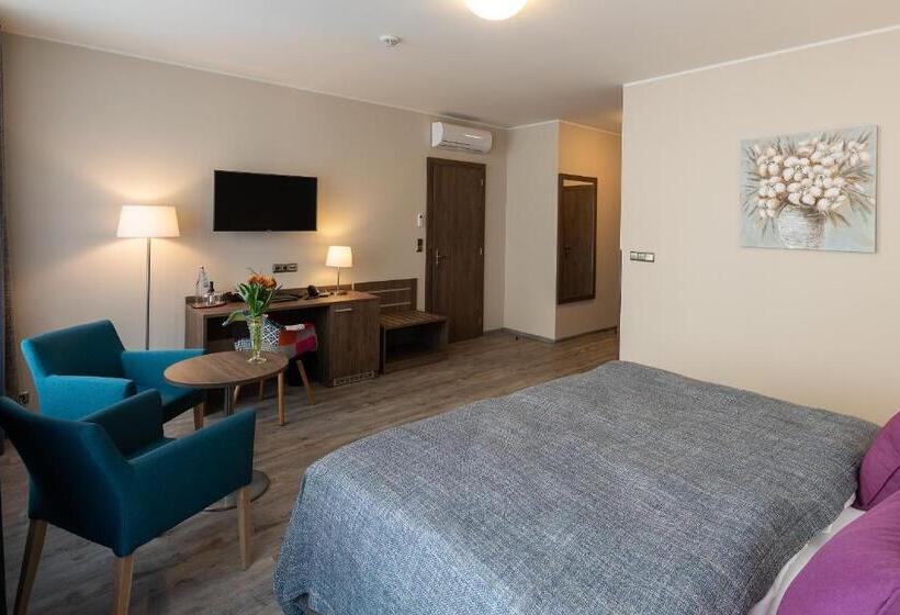 اتاق لوکس با تخت بزرگ, Melantrich