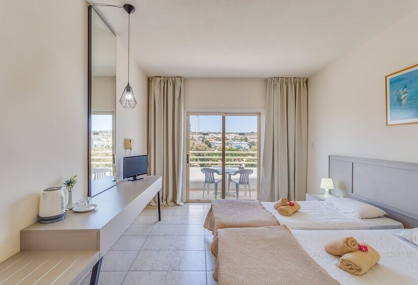 חדר משפחתי, Piere Anne Beach