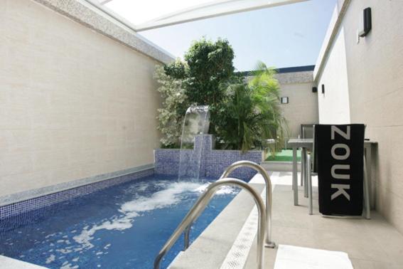 이그제큐티브 스위트, Zouk