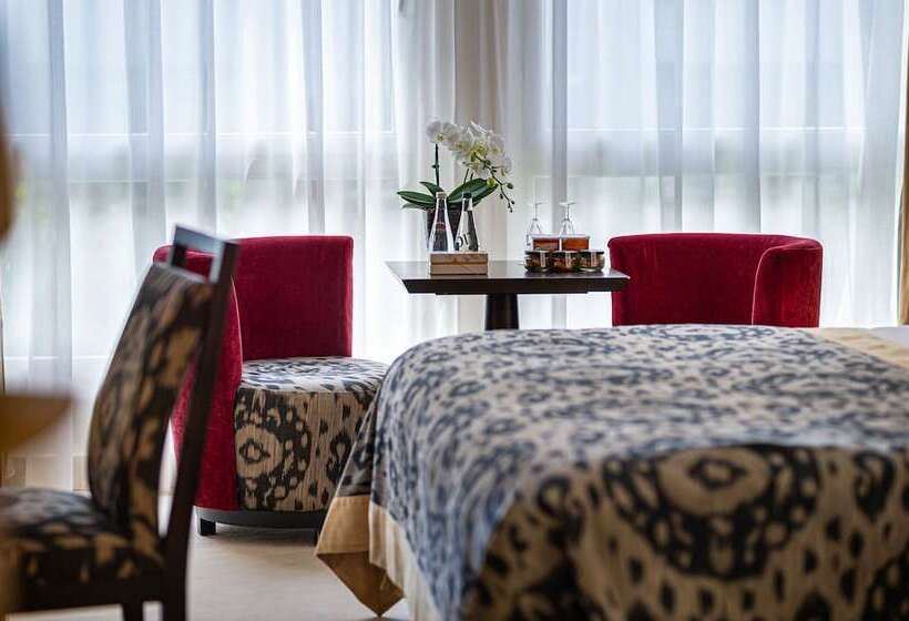 اتاق استاندارد, Jade Manotel