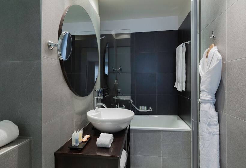 اتاق اجرایی, Jade Manotel